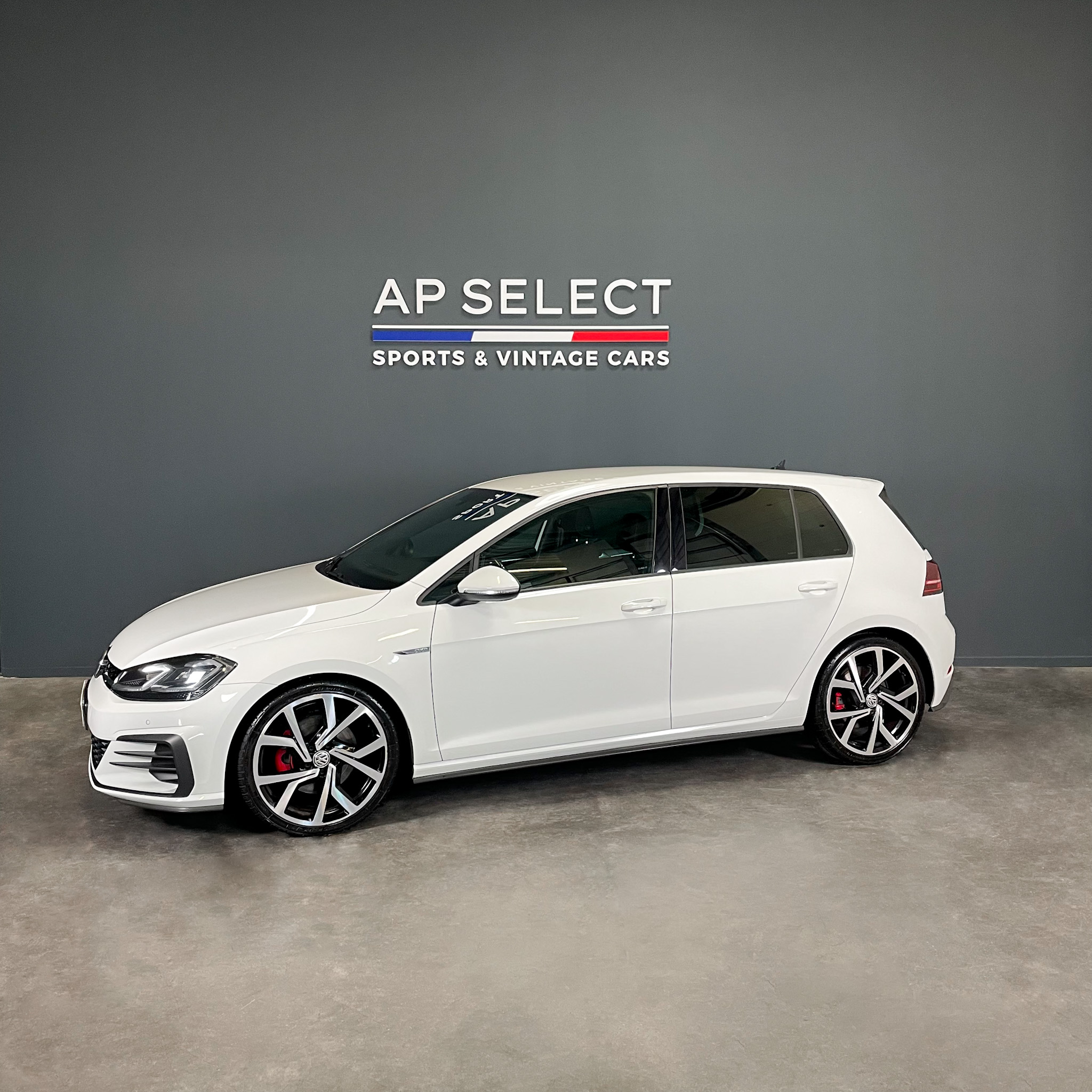 Photographie d'une VW Golf 7 GTD 184 DSG vue de trois quarts face dans les locaux d'AP SELECT